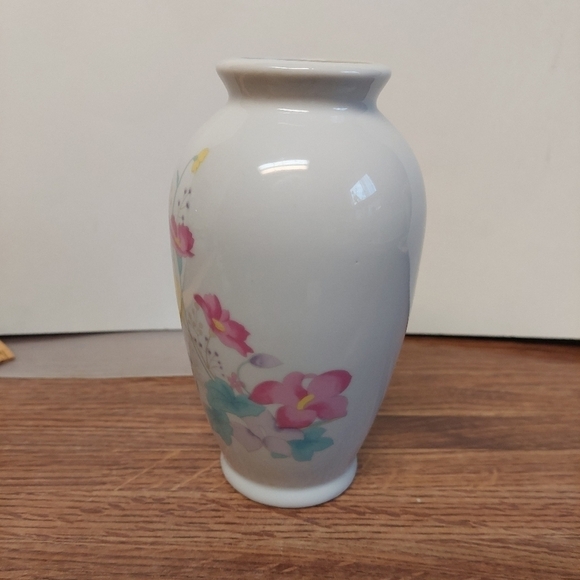 Vintage* Fine China Handpainted Floral Vase - Picture 3 of 7